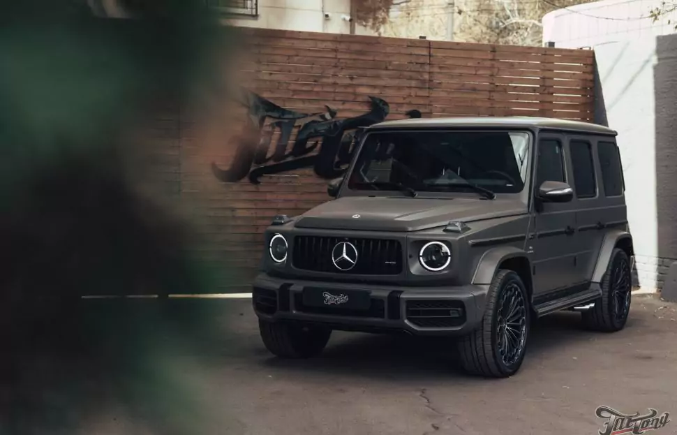 Защитили Mercedes G63 AMG матовым полиуретаном, выполнили комплексную шумоизоляцию, установили доводчики, заламинировали карбоном детали салона, выполнили фирменный шиномонтаж на стендах Hunter